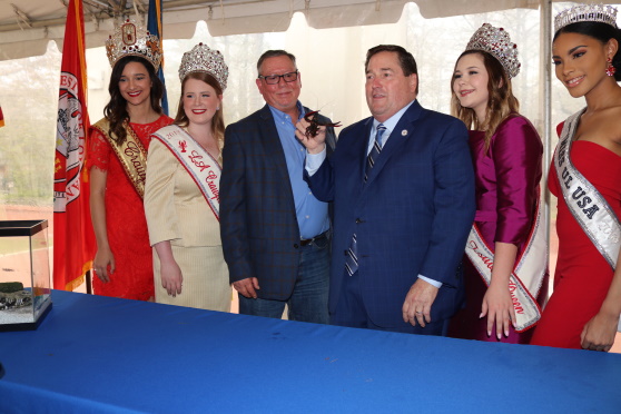 Photo1 Ltgovnungesser Joined By Crawfishfestival Queens And Missul