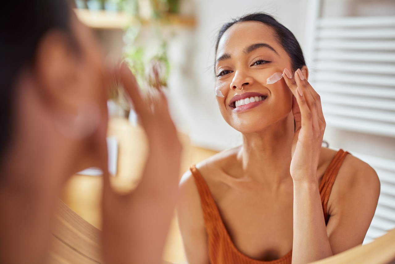 Local Experts Share Skincare Advice - Jane Cunningham: Sexy Pics Of The Skincare Expert With Style
