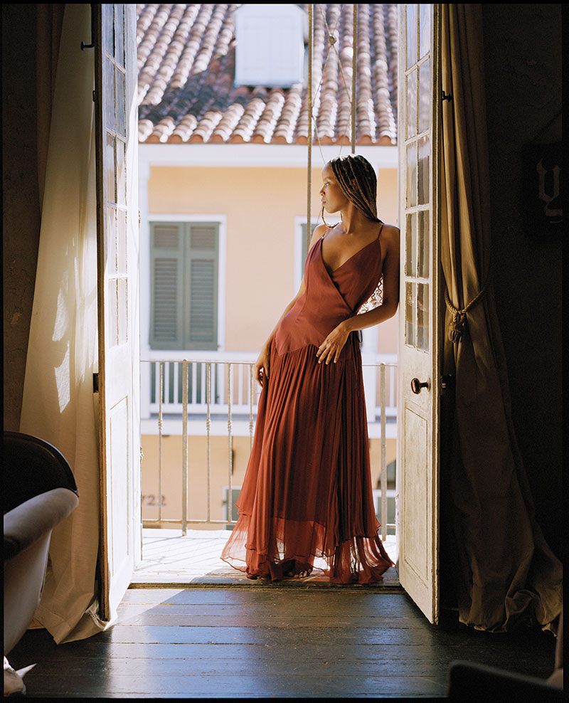 Style: Wine-Colored Design and Accessories Style: Wine-Colored Design and Accessories