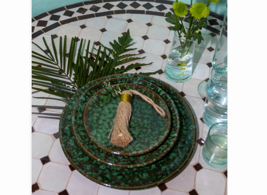 Wholesale Store Voyage Hosts Warehouse Sale