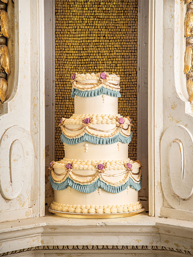 A Return to Nostalgic Wedding Cake Motifs