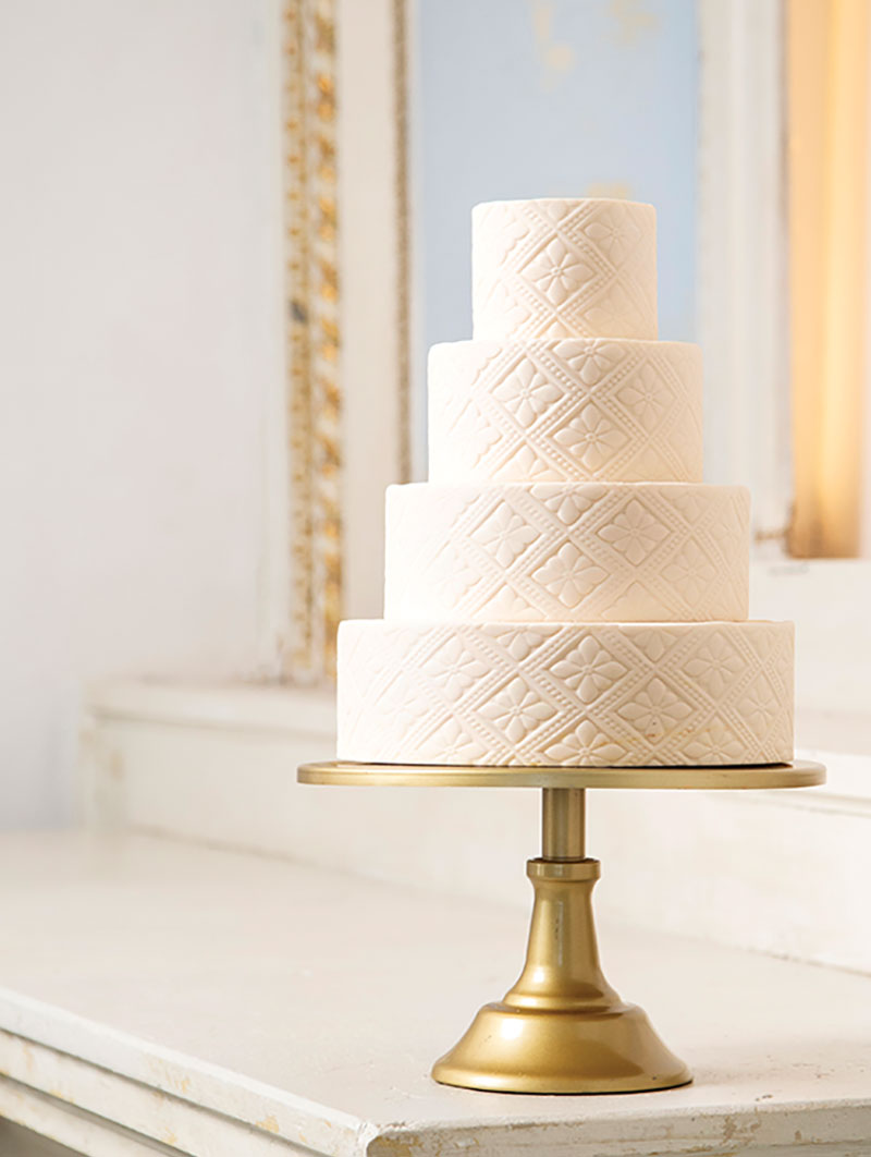 A Return to Nostalgic Wedding Cake Motifs